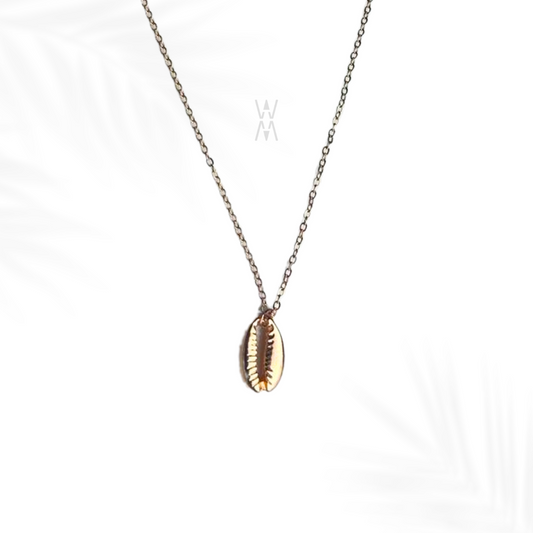 Safiya | Golden necklace with cowrie shell