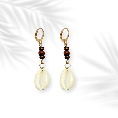 Ina | Golden wood and cowrie earring