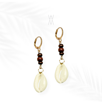 Ina | Golden wood and cowrie earring