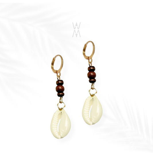 Ina | Golden wood and cowrie earring